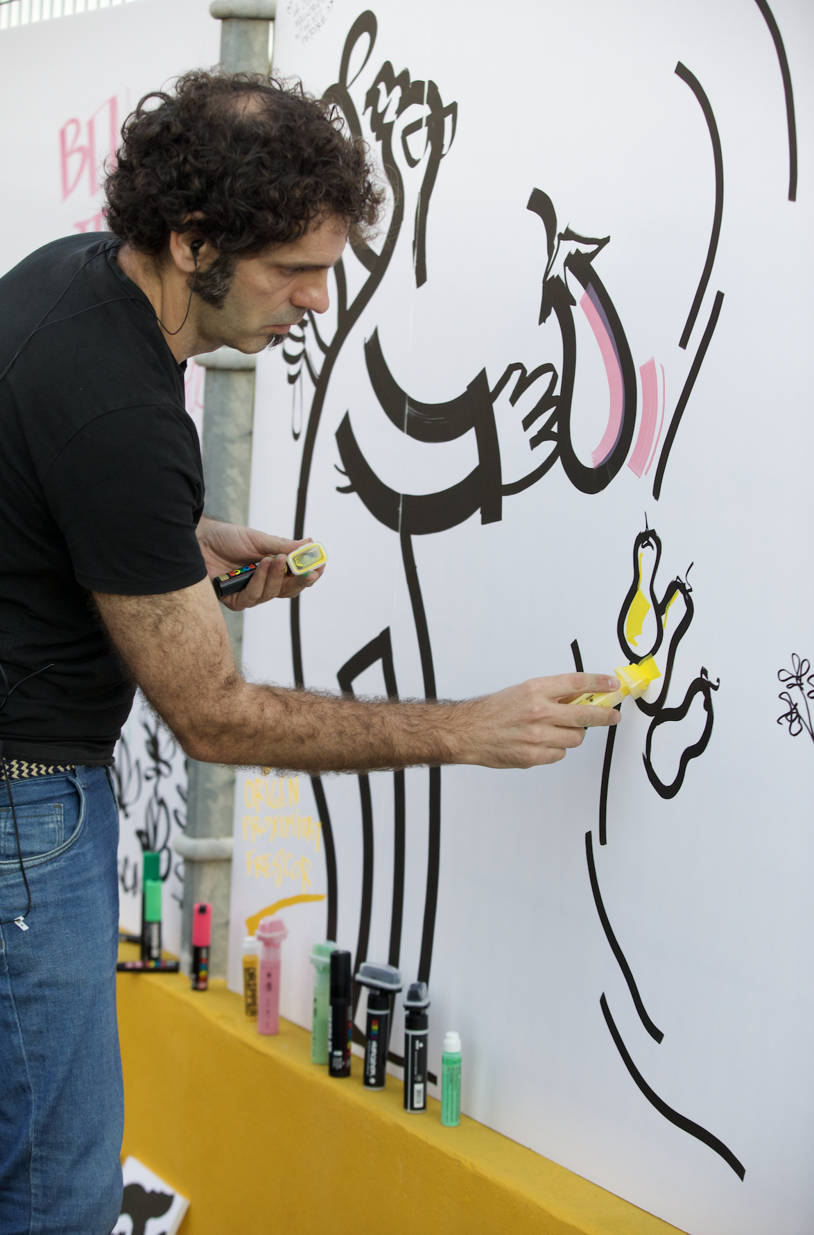 El artista Xavi Moyà pintando el mural en directo durante la presentación