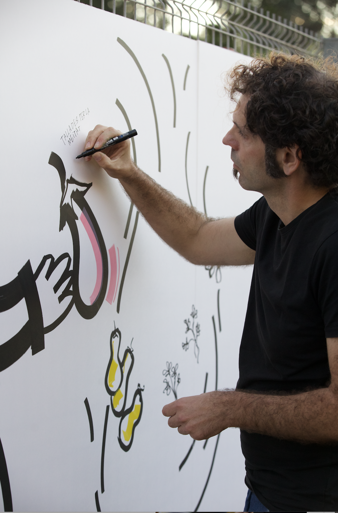 Xavi Moyà escribiendo sobre el mural de la presentación de Ben Trempat