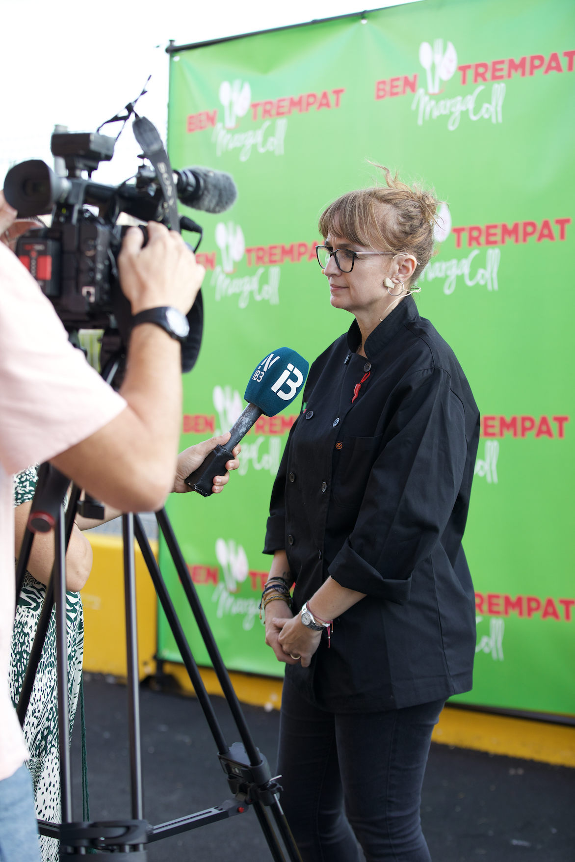 Marga Coll atiende a un equipo de televisión durante la presentación de Ben Trempat