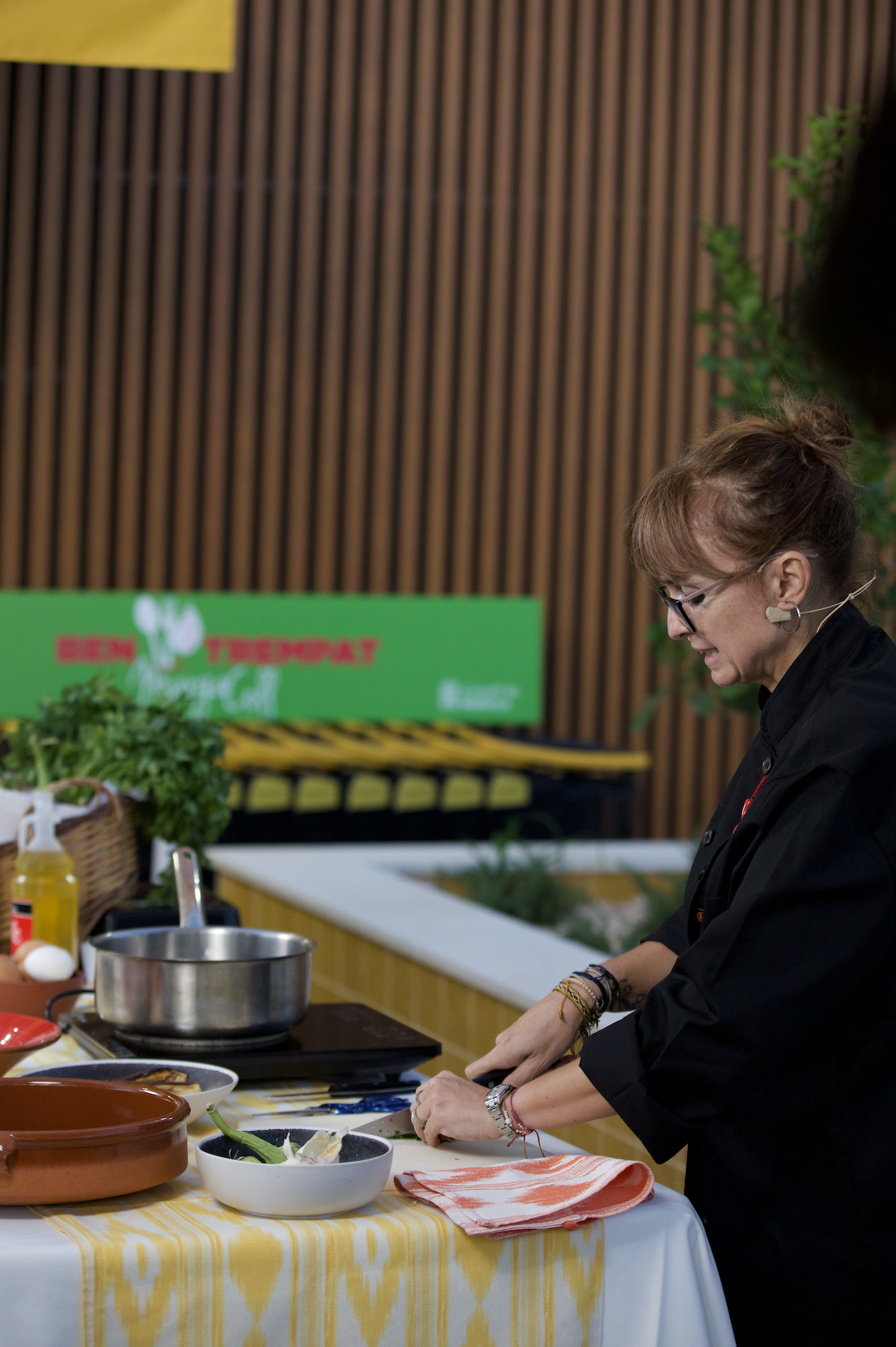 Marga Coll cortando verdura durante el showcooking