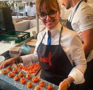 Marga Coll con una bandeja de aperitivos en la cocina