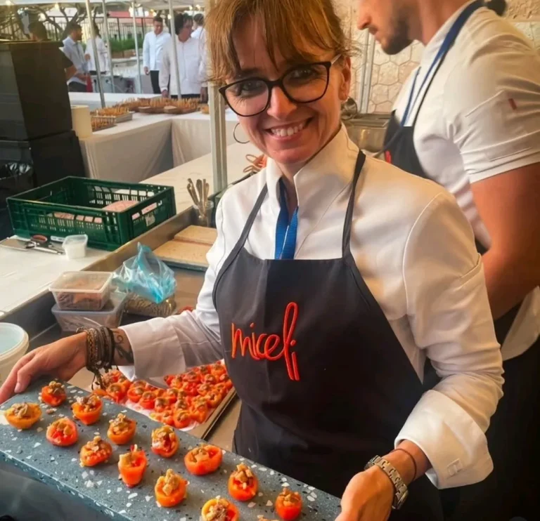 Marga Coll con una bandeja de aperitivos en la cocina