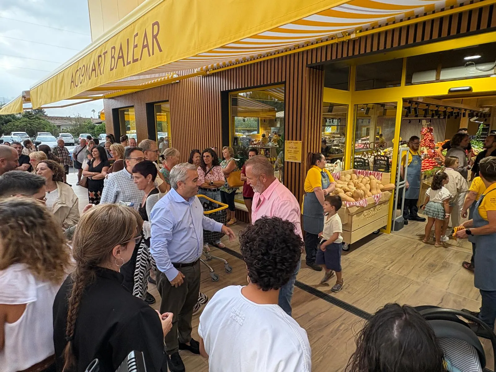 Entrada de la nueva tienda Agromart Balear de Inca el día de la inauguración