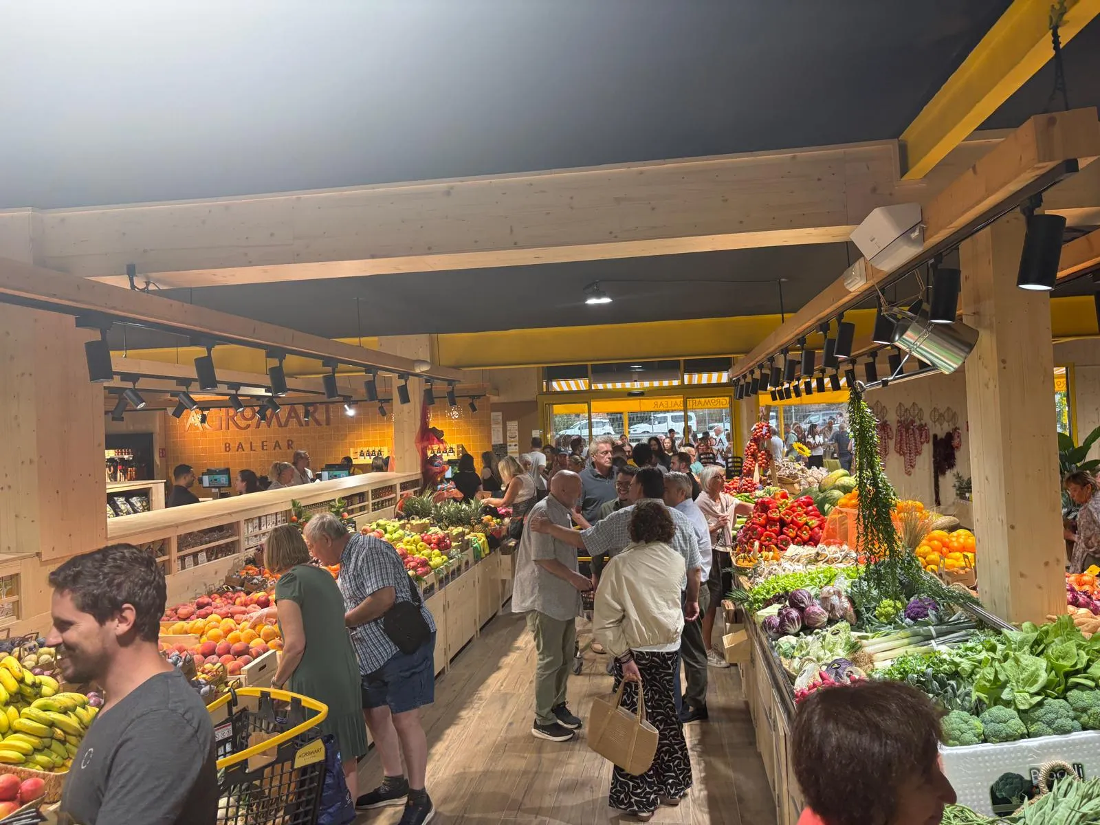 Interior de la nueva tienda Agromart Balear de Inca, con los expositores de fruta y verdura