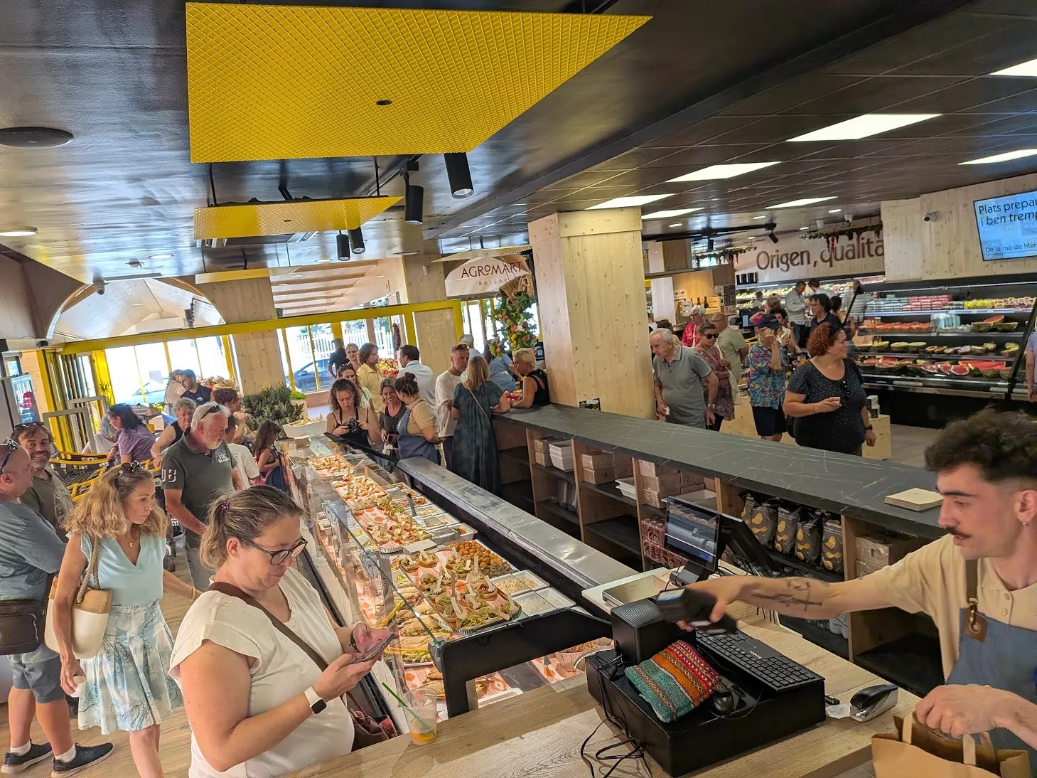 Clientes en la inauguración del punto de venta de Ben Trempat en el Agromart Balear del Port de Pollença